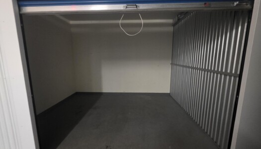 Medium temperature-controlled storage unit